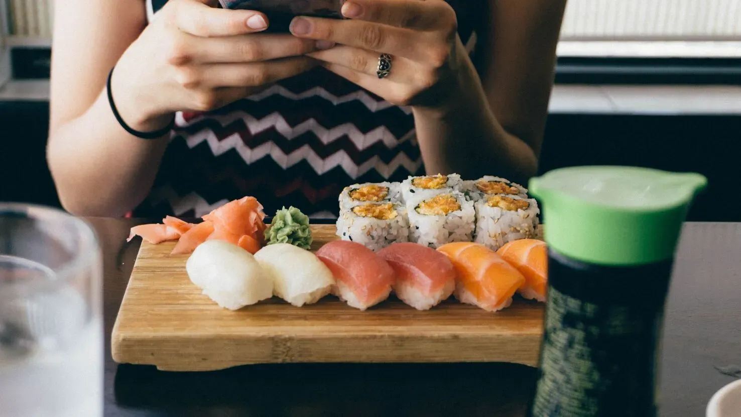 Nahaufnahme einer Sushi-Rolle mit Lachs und Avocado