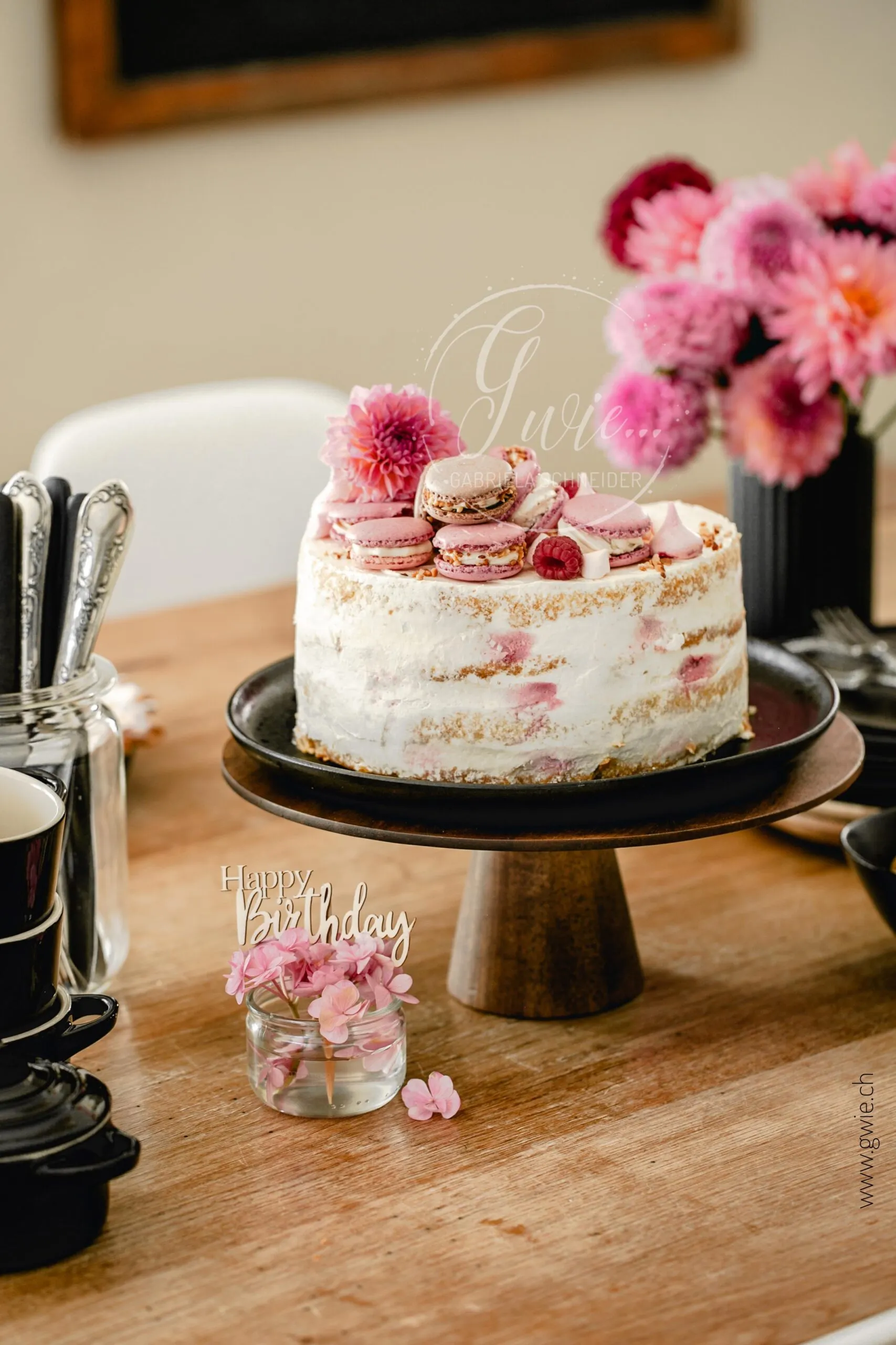 Nahaufnahme einer Torte mit Dahlien und Macarons, perfekt für festliche Anlässe