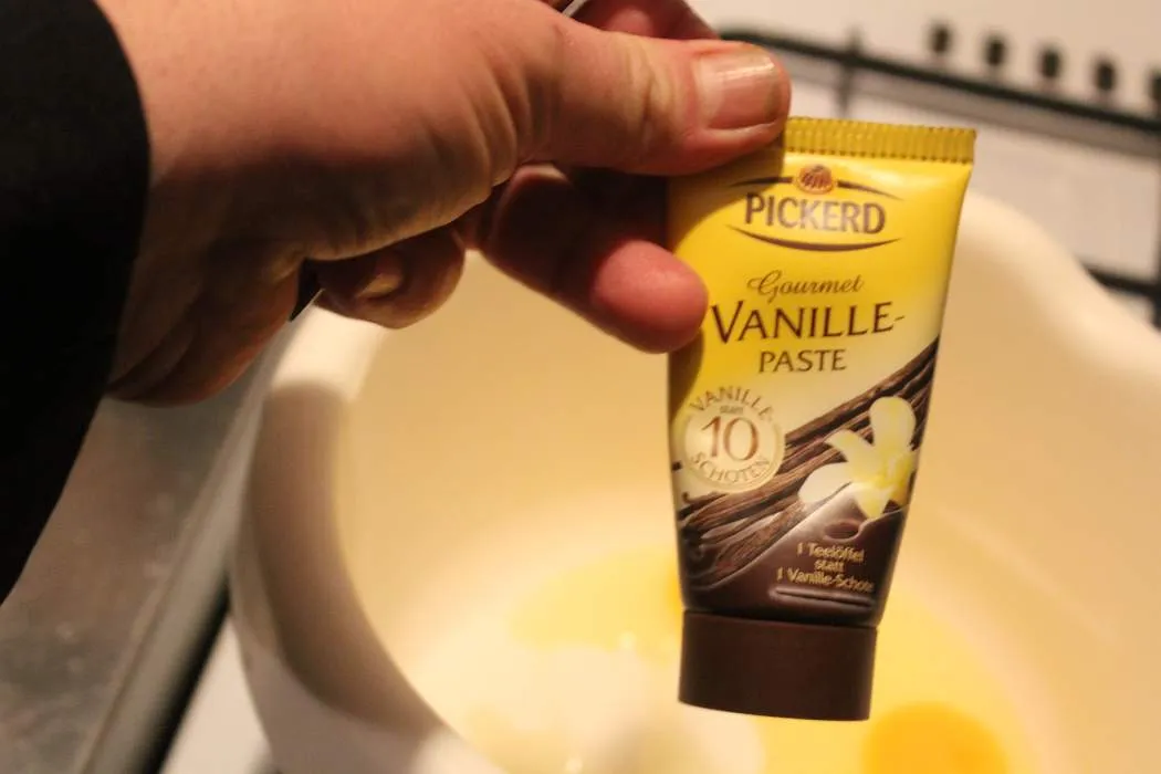 Nahaufnahme einer Tube Vanillepaste