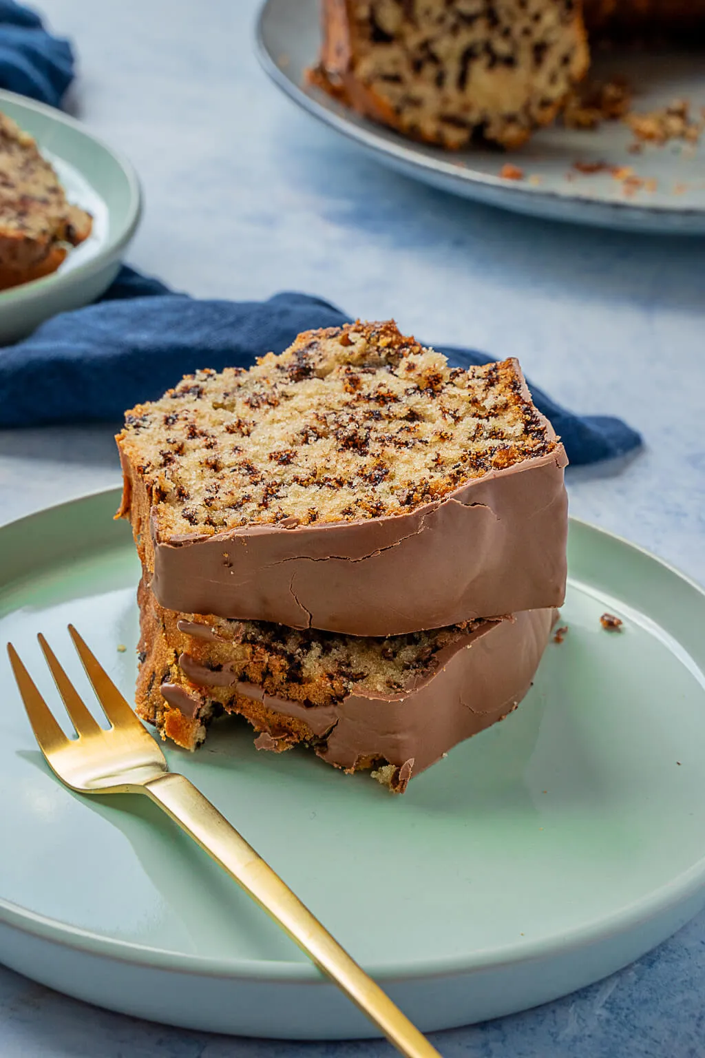 Nahaufnahme eines Ameisenkuchens mit feiner Schokoglasur und Streuseln