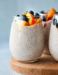 Nahaufnahme eines einzelnen Kefir Chiasamen Puddings