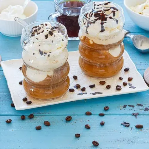 Nahaufnahme eines köstlichen Eiskaffees mit üppiger Sahnehaube