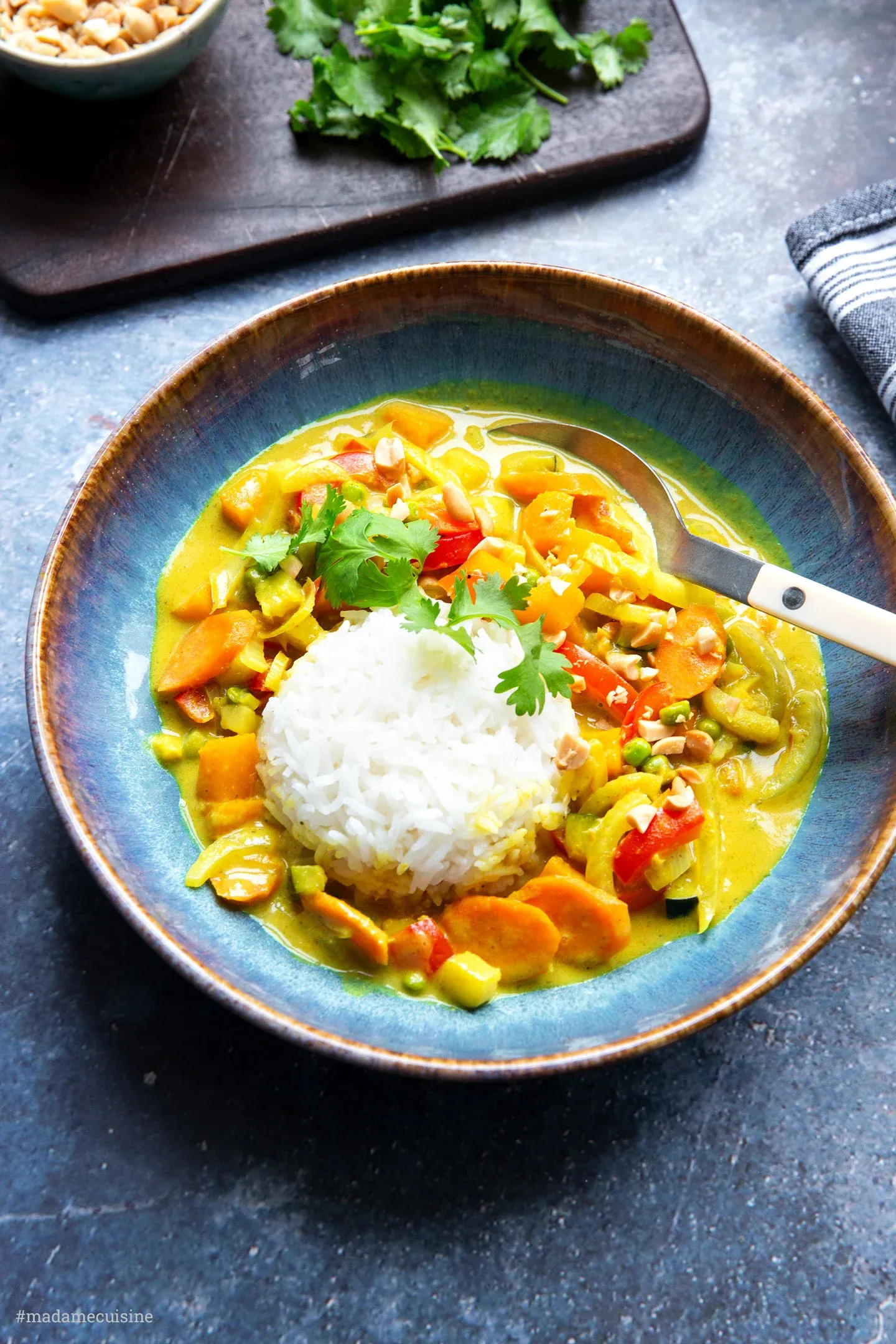 Nahaufnahme eines Löffels mit cremigem Gemüse-Curry