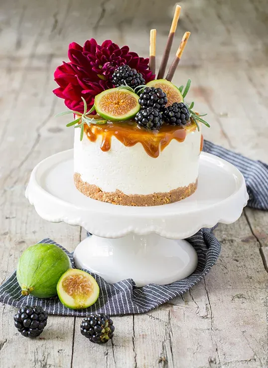 Nahaufnahme eines Mikado-Törtchens mit flüssigem Salzkaramell