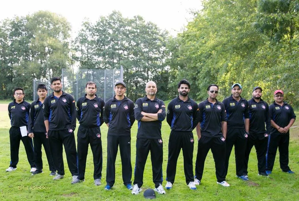 Nahaufnahme eines Paintballspielers mit Schutzkleidung und Markierer