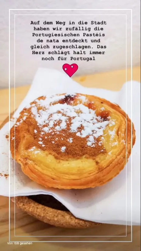 Nahaufnahme eines Pastéis de Nata mit Puderzucker