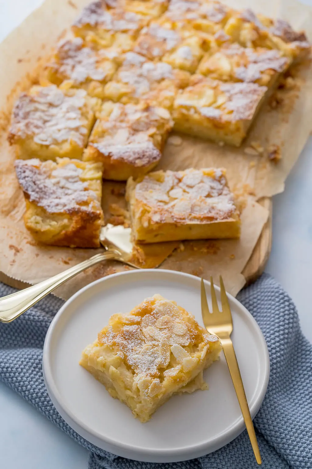 Nahaufnahme eines saftigen Apfelblechkuchens mit vielen Apfelstücken