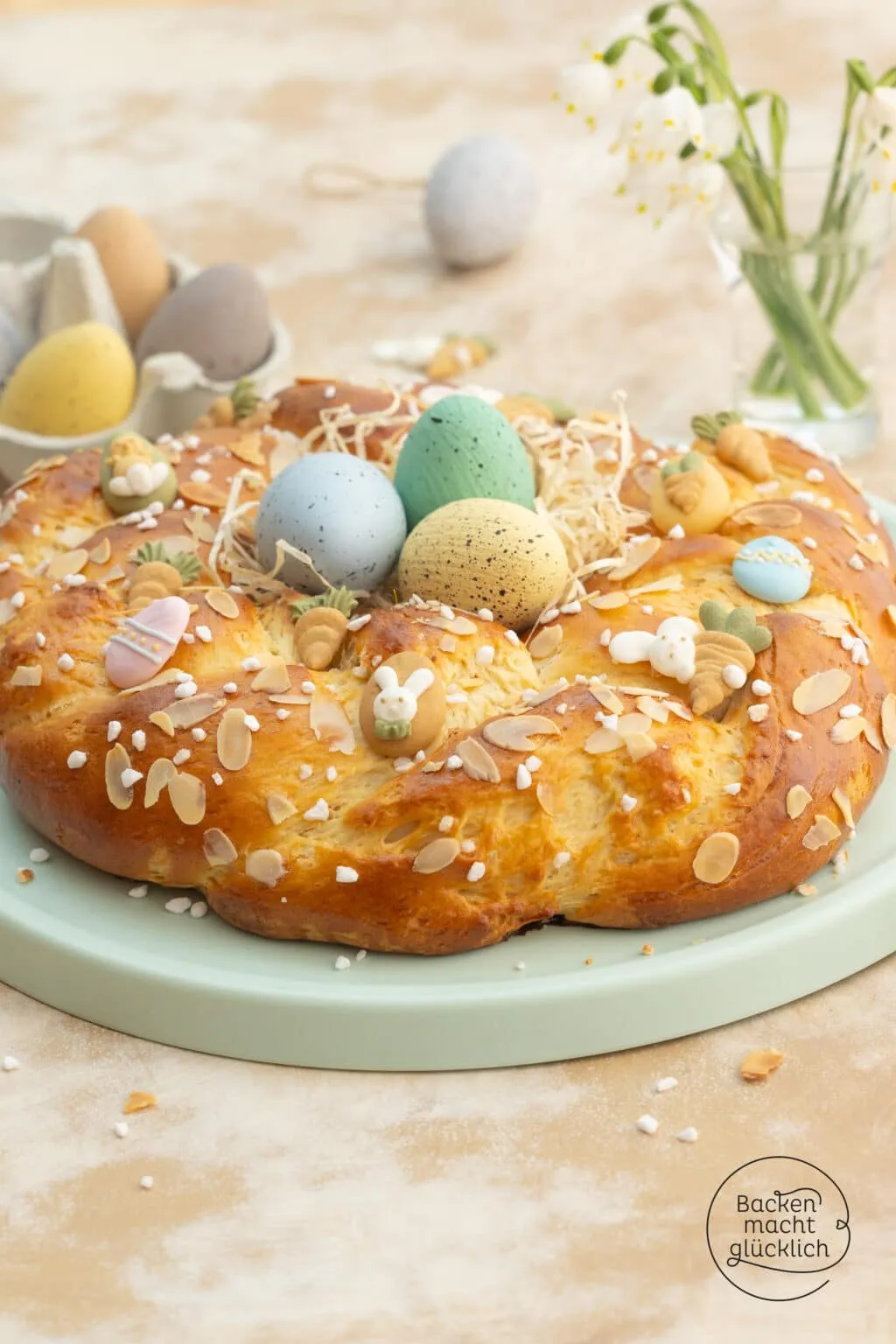 Nahaufnahme eines saftigen Osterkranzes, bestreut mit Mandelblättchen und Hagelzucker