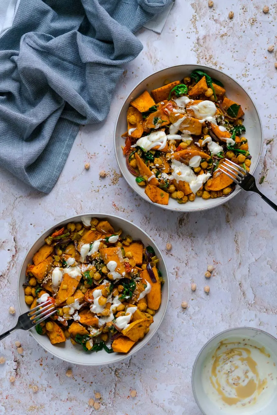 Nahaufnahme eines Süßkartoffel-Kichererbsen-Blechs mit frischen Kräutern