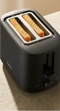 Nahaufnahme eines Xiaomi Toasters mit Brot im Röstschlitz