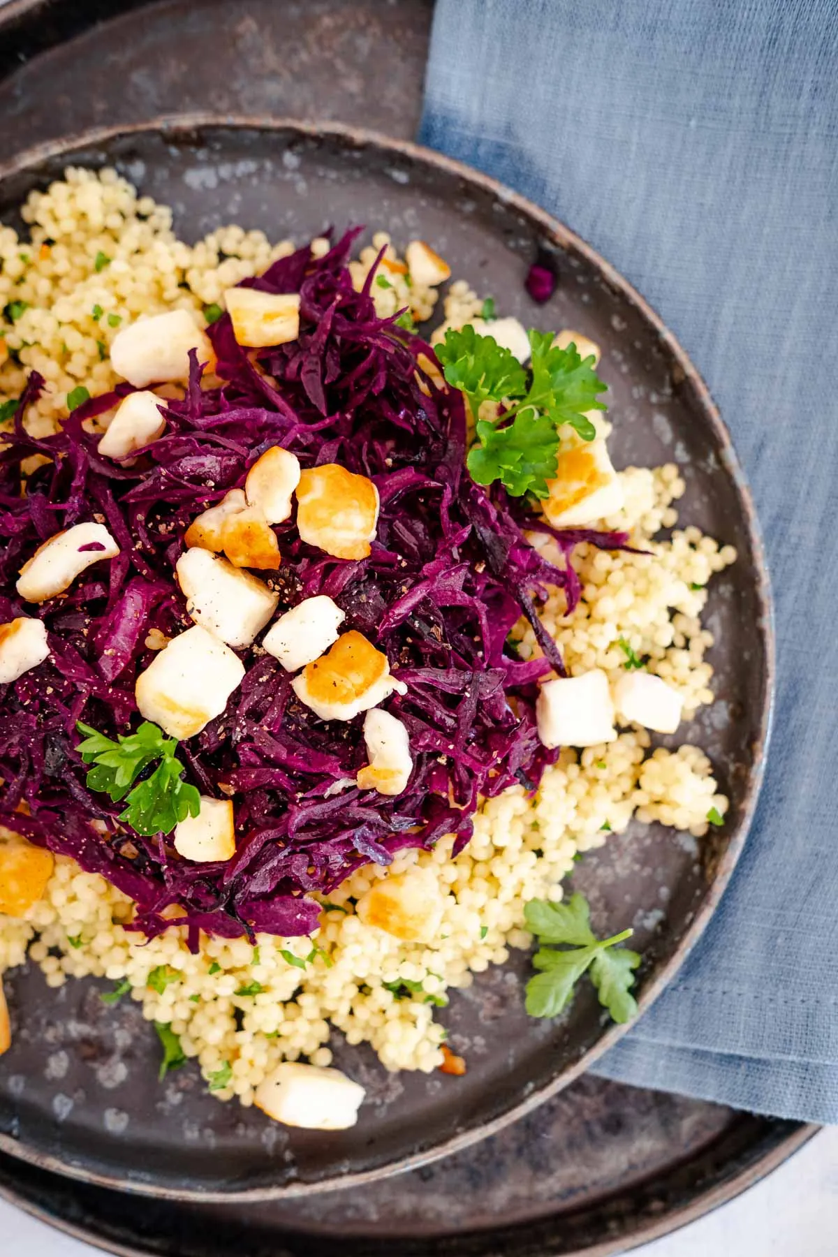 Nahaufnahme von 15-Minuten Rotkohl-Couscous mit Halloumi