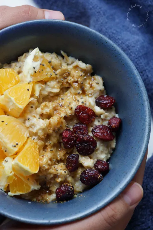 Nahaufnahme von fertig angerichtetem Porridge mit frischen Beeren