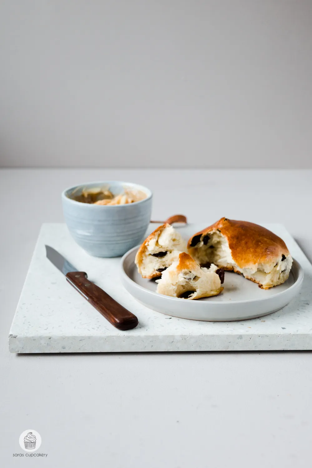 Nahaufnahme von flaumigen Rosinenbrötchen