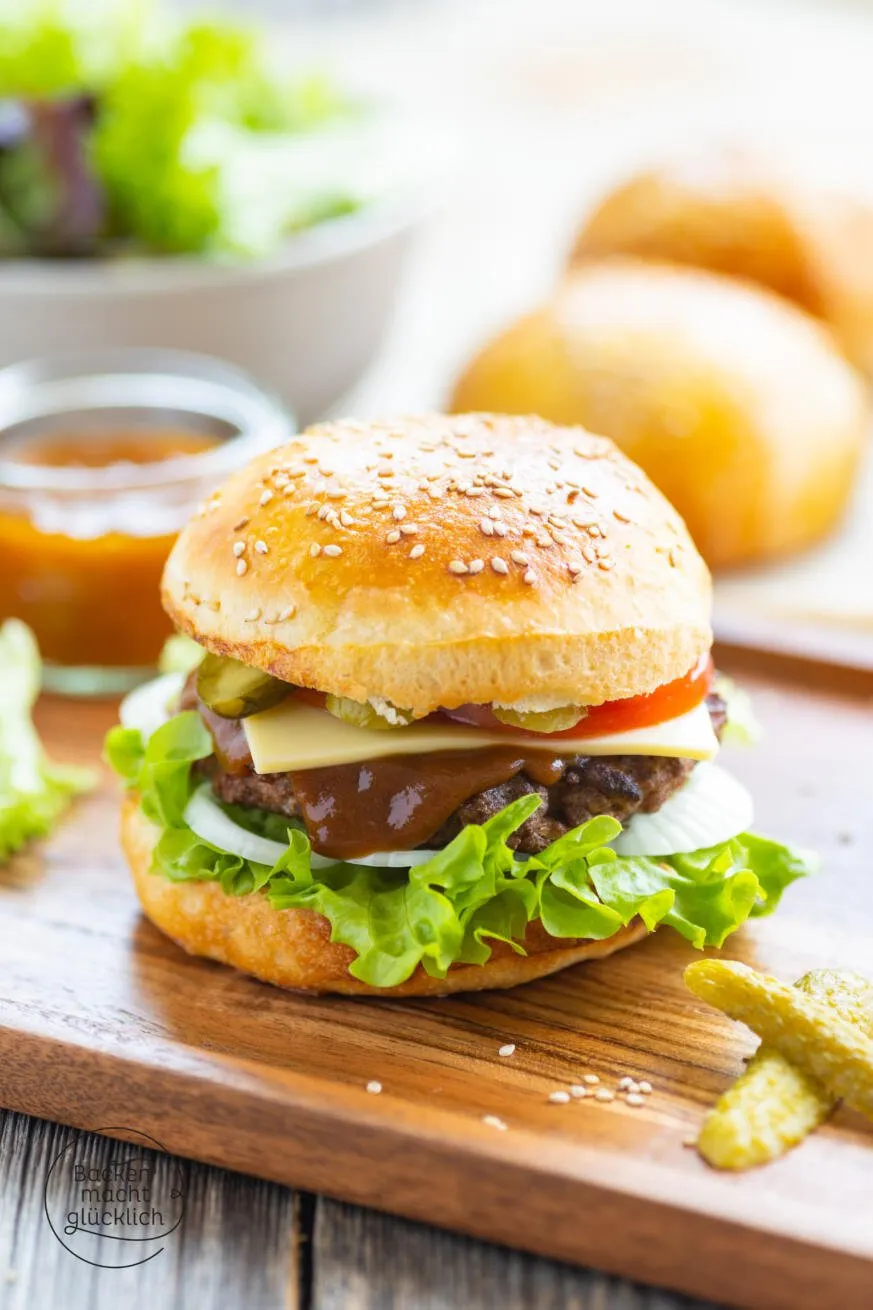 Nahaufnahme von fluffigen Brioche Burger Buns mit Sesam