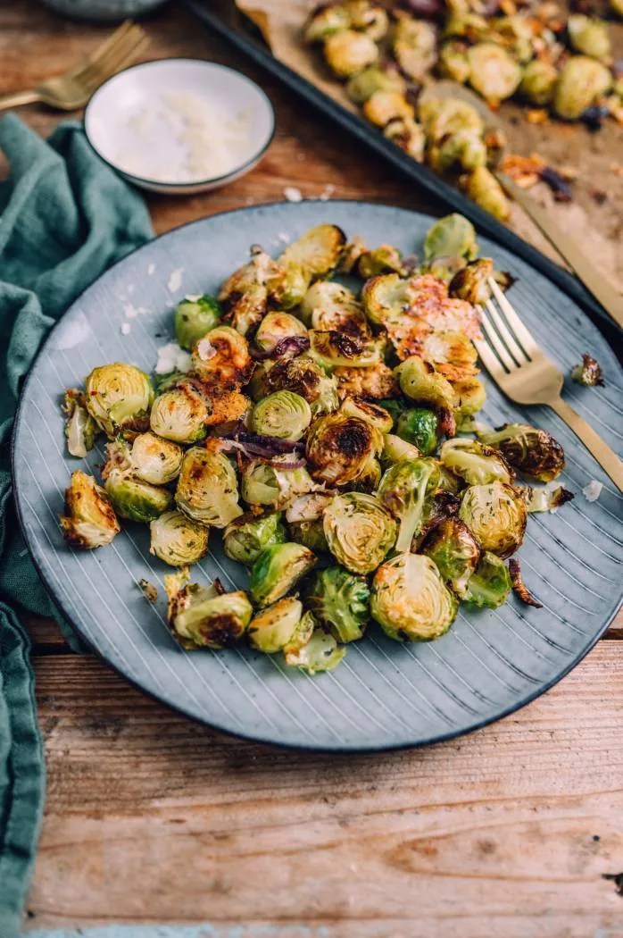Nahaufnahme von frischem Rosenkohl auf einem Backblech