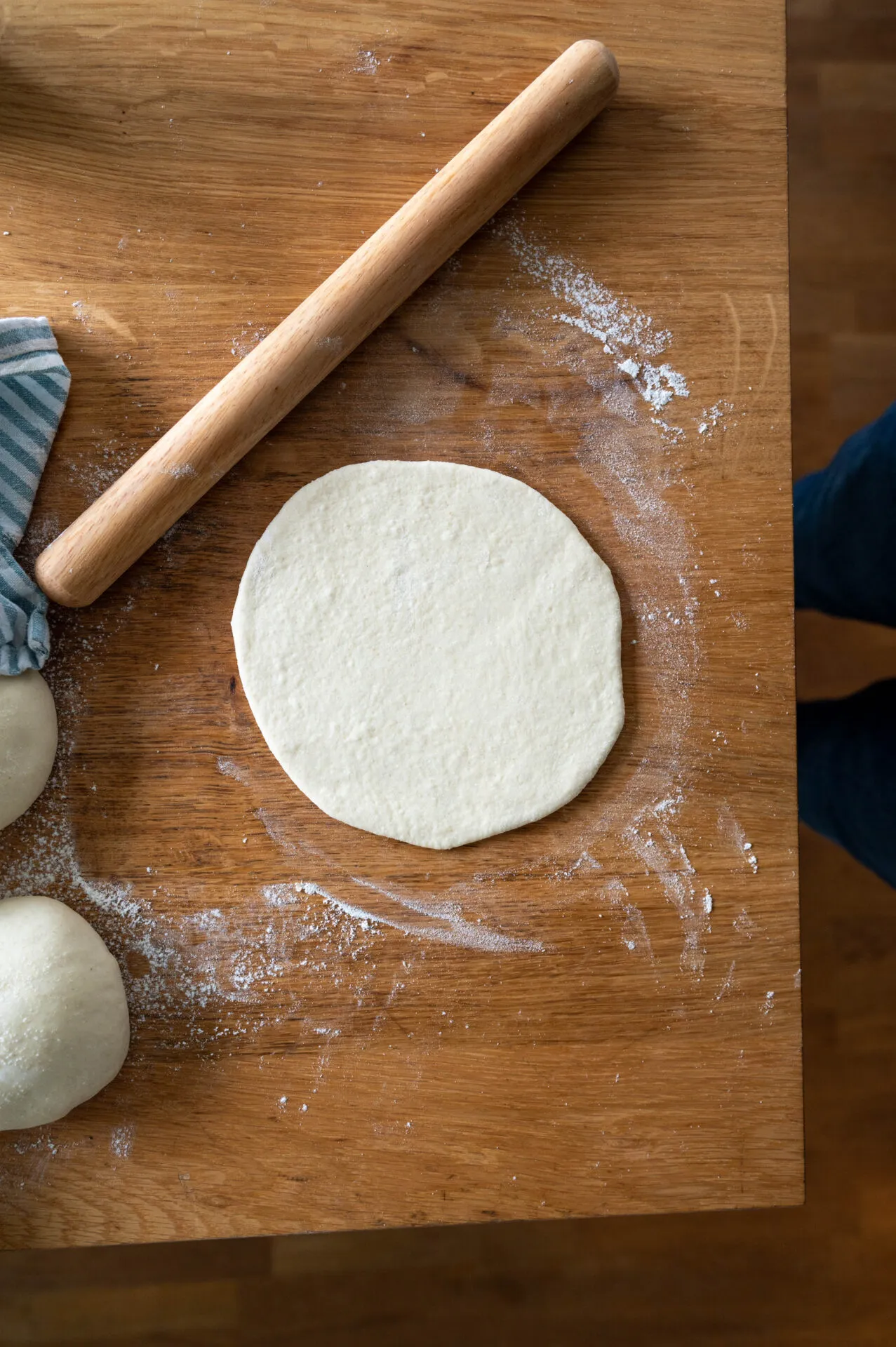 Nahaufnahme von geformten Pita-Teiglingen, bereit zum Ausrollen und Braten