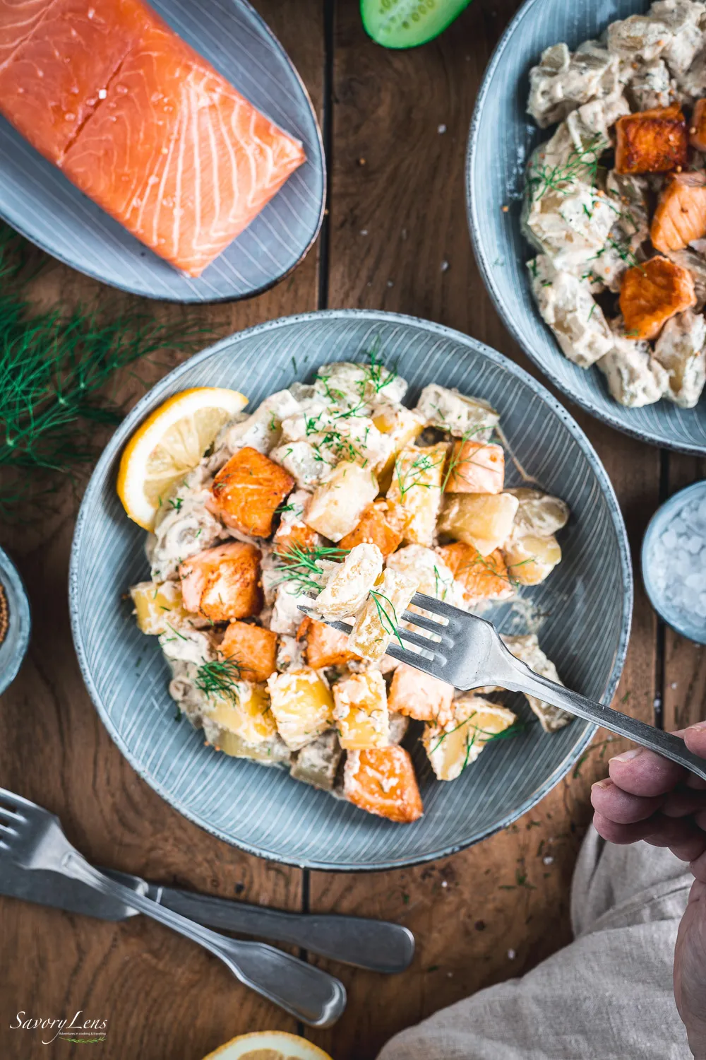 Nahaufnahme von geschmorten Gurkenstücken mit Lachs und frischem Dill in der Pfanne