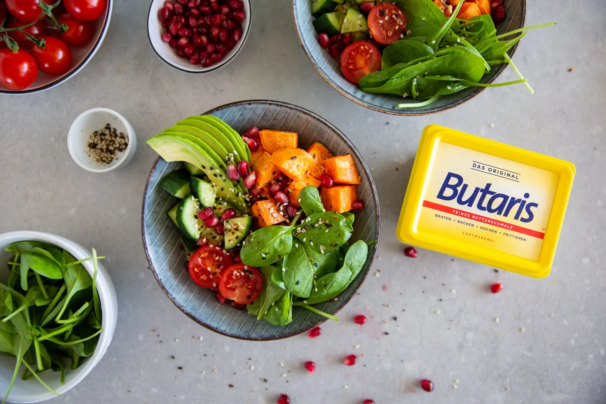 Nahaufnahme von gewürztem Couscous mit frischen Kräutern in einer Schüssel