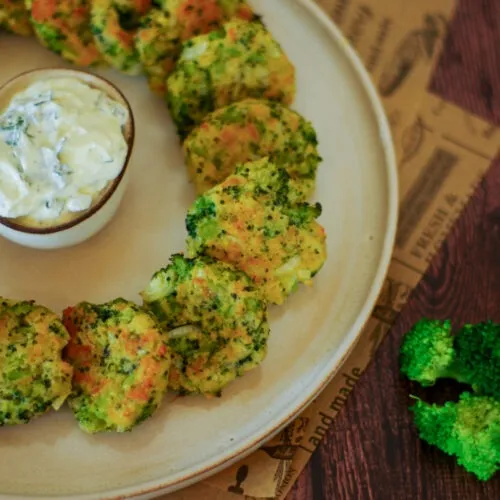 Nahaufnahme von goldbraunen Brokkoli-Nuggets auf einem Backblech, bereit zum Servieren
