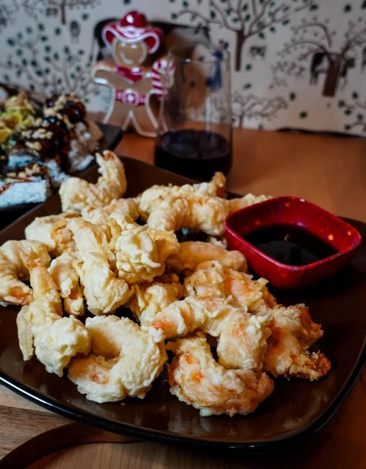 Nahaufnahme von handgemachtem Sushi und Beilagen