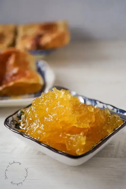 Nahaufnahme von Hojaldre de Cabello de Ángel mit der faserigen Kürbismarmelade