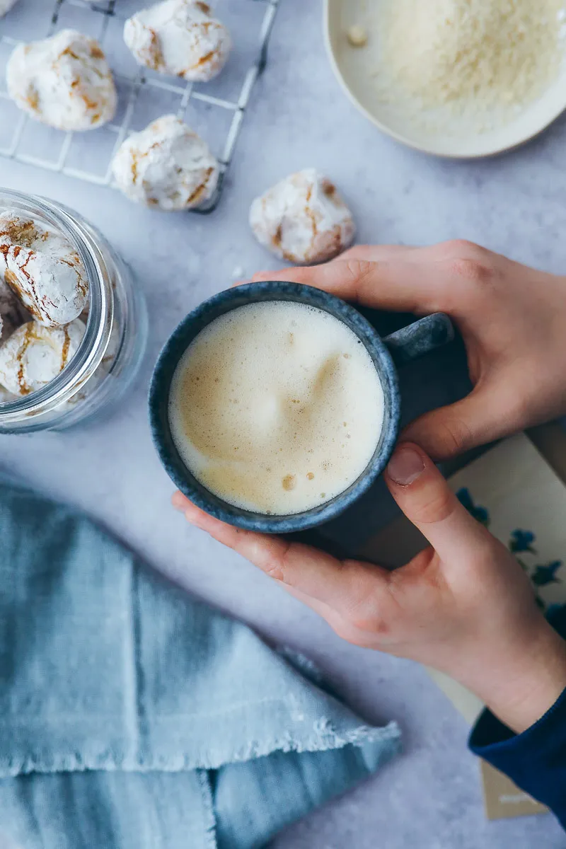 Nahaufnahme von italienischem Mandelgebäck vor dem Backen