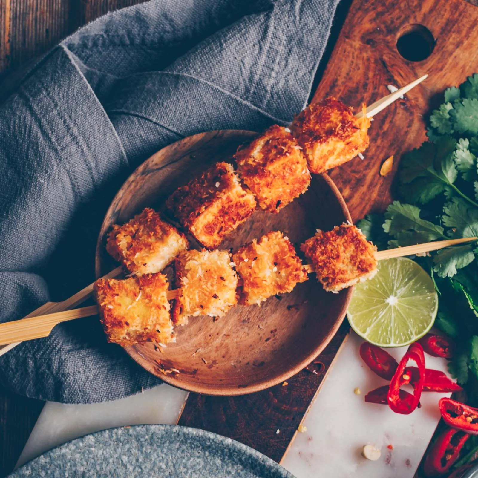 Nahaufnahme von knusprigem Kokos-Tofu