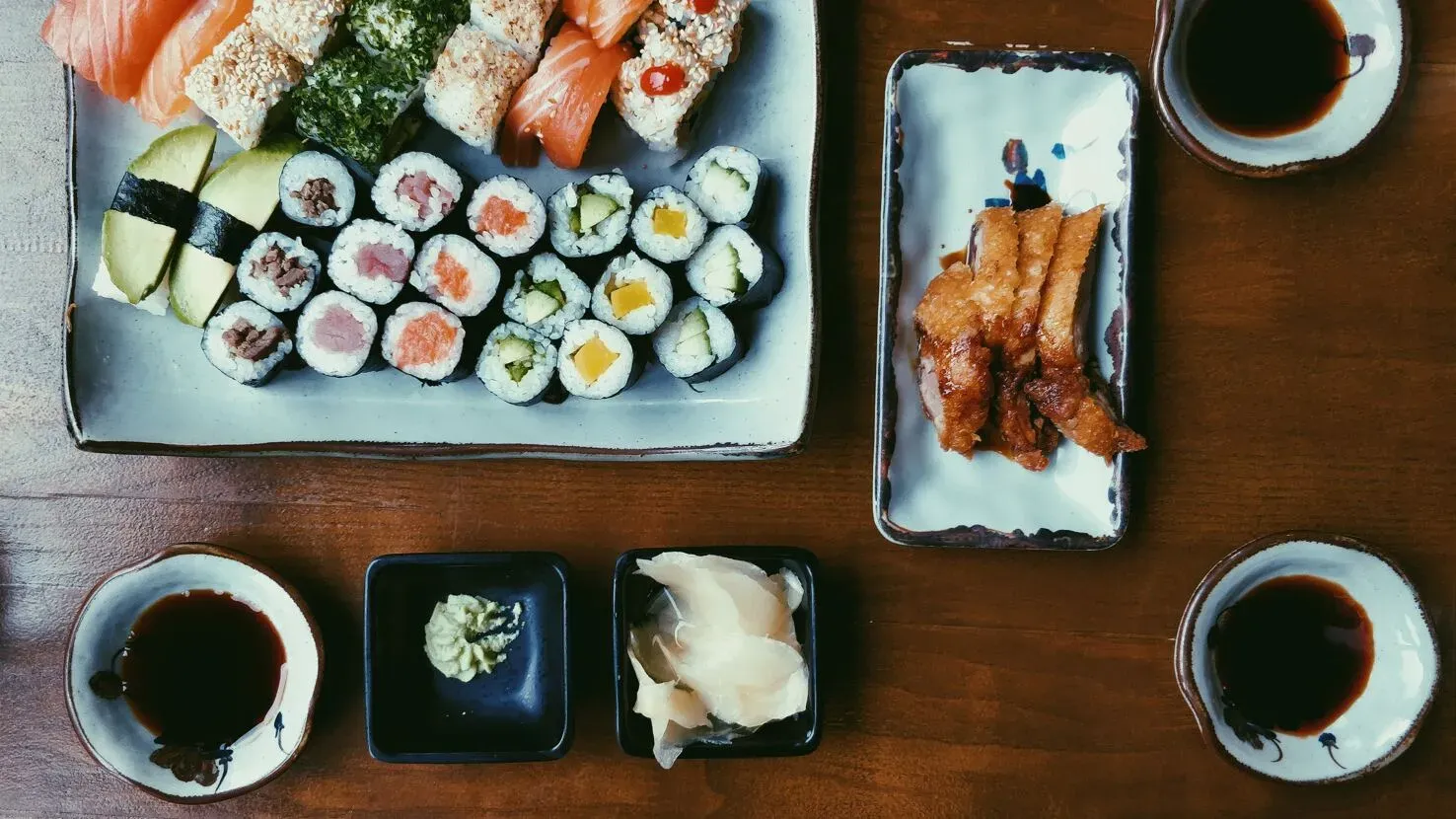 Nahaufnahme von kunstvoll angerichteten Sushi-Rollen