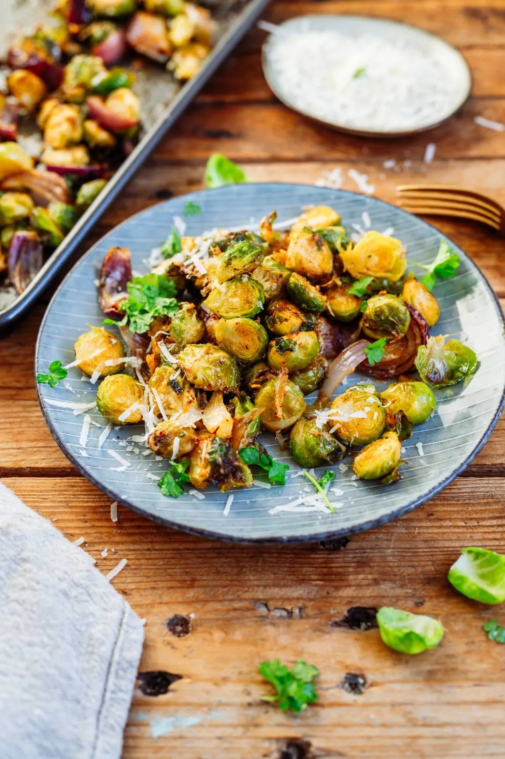 Nahaufnahme von Rosenkohl im Ofen