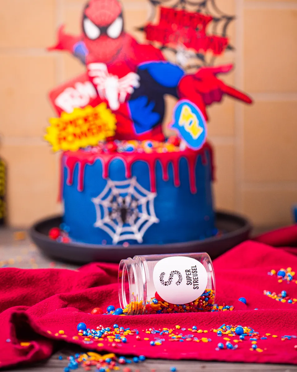 Nahaufnahme von roten, blauen und schwarzen Superhelden-Streuseln