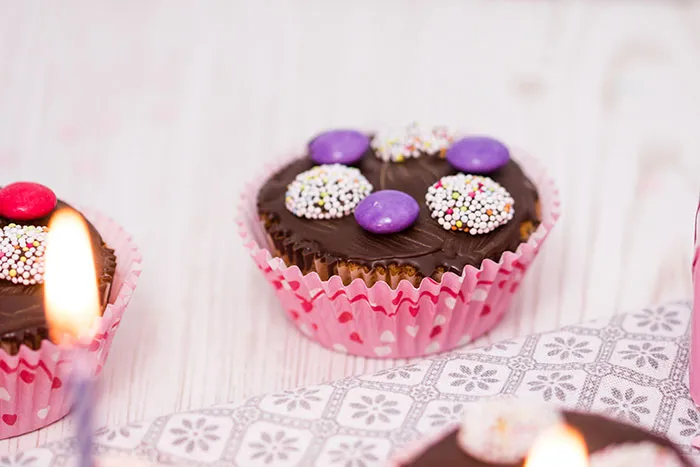 Nahaufnahme von saftigen Schoko-Muffins, bereit zum Verzieren