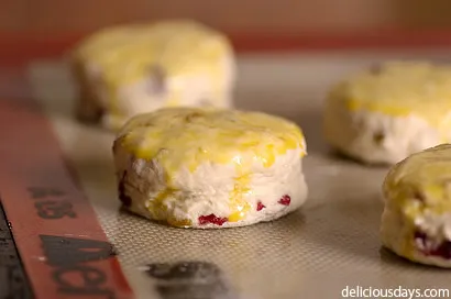 Nahaufnahme von Scones auf einem Küchentuch