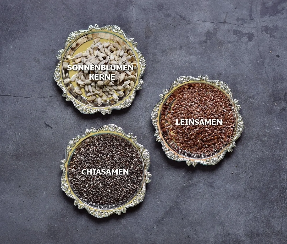 Nahaufnahme von Sonnenblumenkernen, Leinsamen und Chiasamen, den Hauptbestandteilen der Saatenmischung