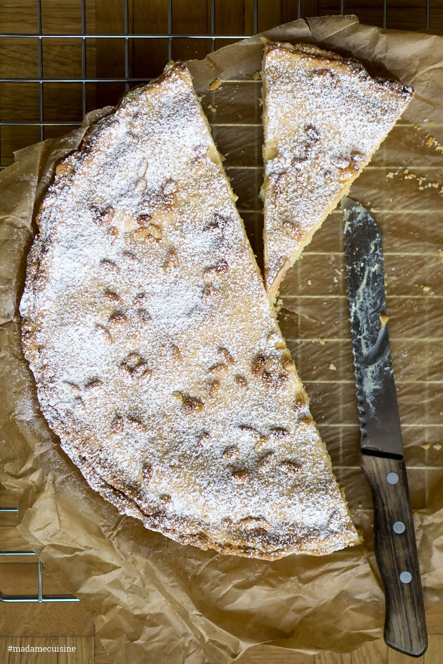 Nahaufnahme von Torta della Nonna mit gerösteten Pinienkernen