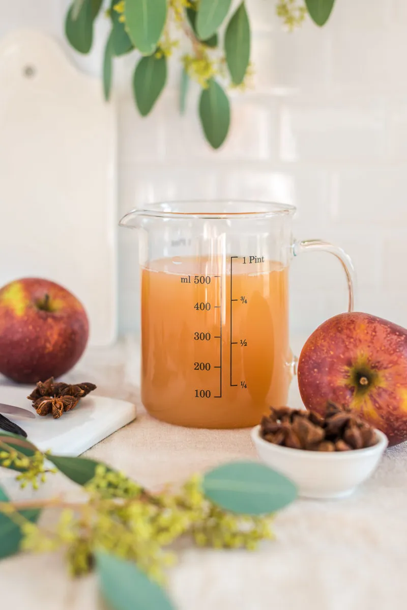 Nahaufnahme von Vanille-Zimt-Sahne auf Bratapfelpunsch mit Mandeln