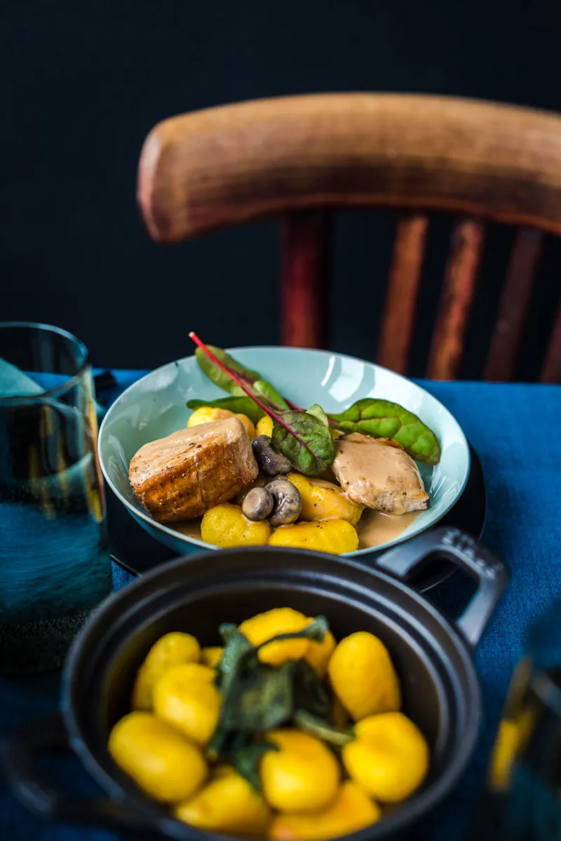 Nahaufnahme von zartem Schweinefilet, Pilzen und Gnocchi