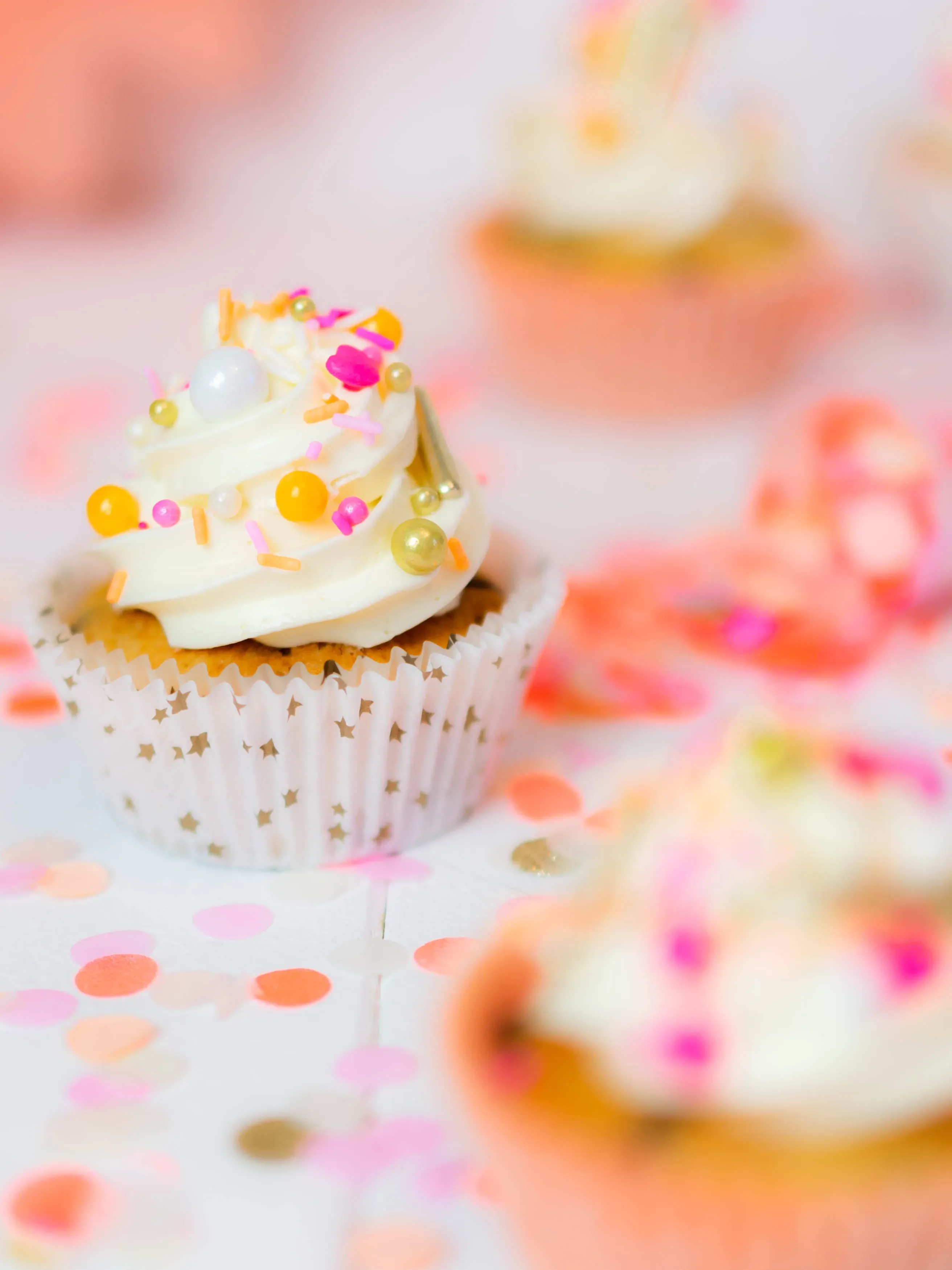 Nahaufnahme von zwei dekorierten Geburtstagsmuffins mit Vanille-Frosting