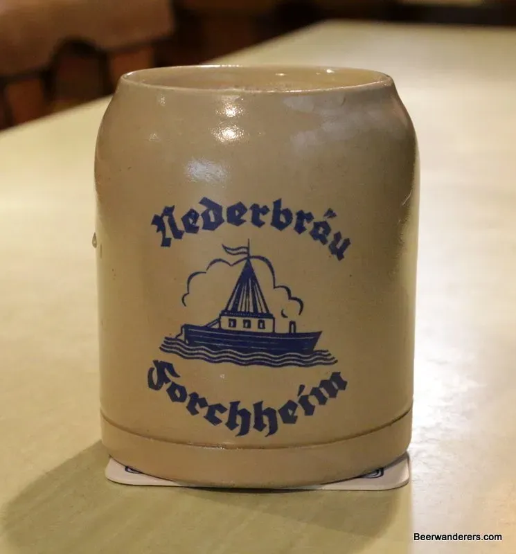 Neder Fassbier in einem Keramikkrug serviert