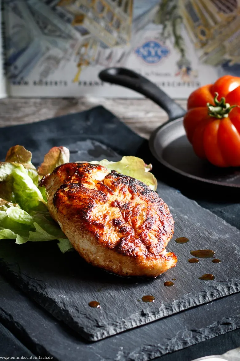 New York Club Sandwich - Sandwichhälften mit Spießen und Pommes