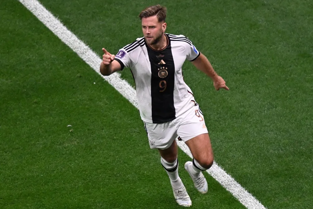 Niclas Füllkrug feiert sein Tor für Deutschland