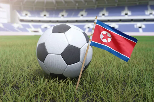 Nordkoreanische Fußballer in Aktion bei einem Spiel