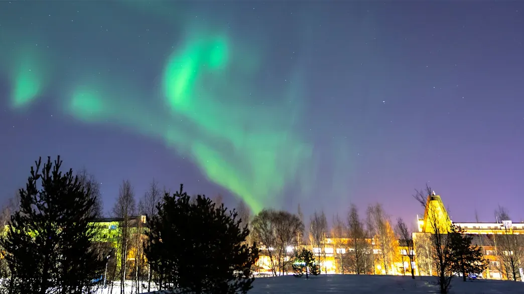 Nordlichter über der Stadt Oulu in Finnland