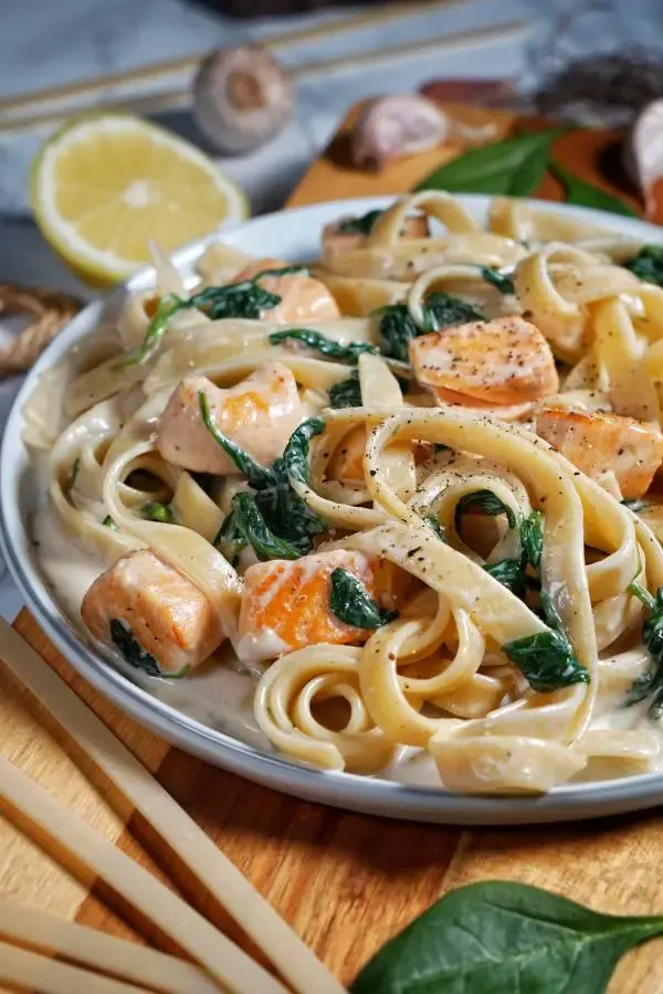 Nudeln in Lachs Sahne Soße mit Spinat