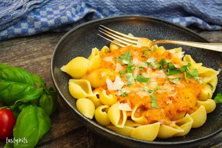 Nudeln mit cremiger Tomatensauce
