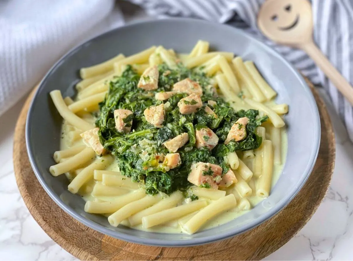 Nudeln mit Lachs und Spinat