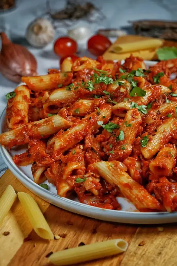 Nudeln mit Thunfisch-Tomaten-Soße, proteinreich und leicht