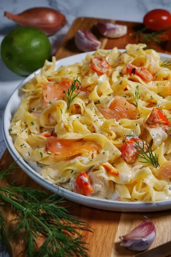 Nudlen mit Räucherlachs und mit Frischkäse