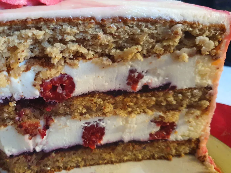 Nuss-Joghurt-Torte mit Himbeeren und Buttercreme