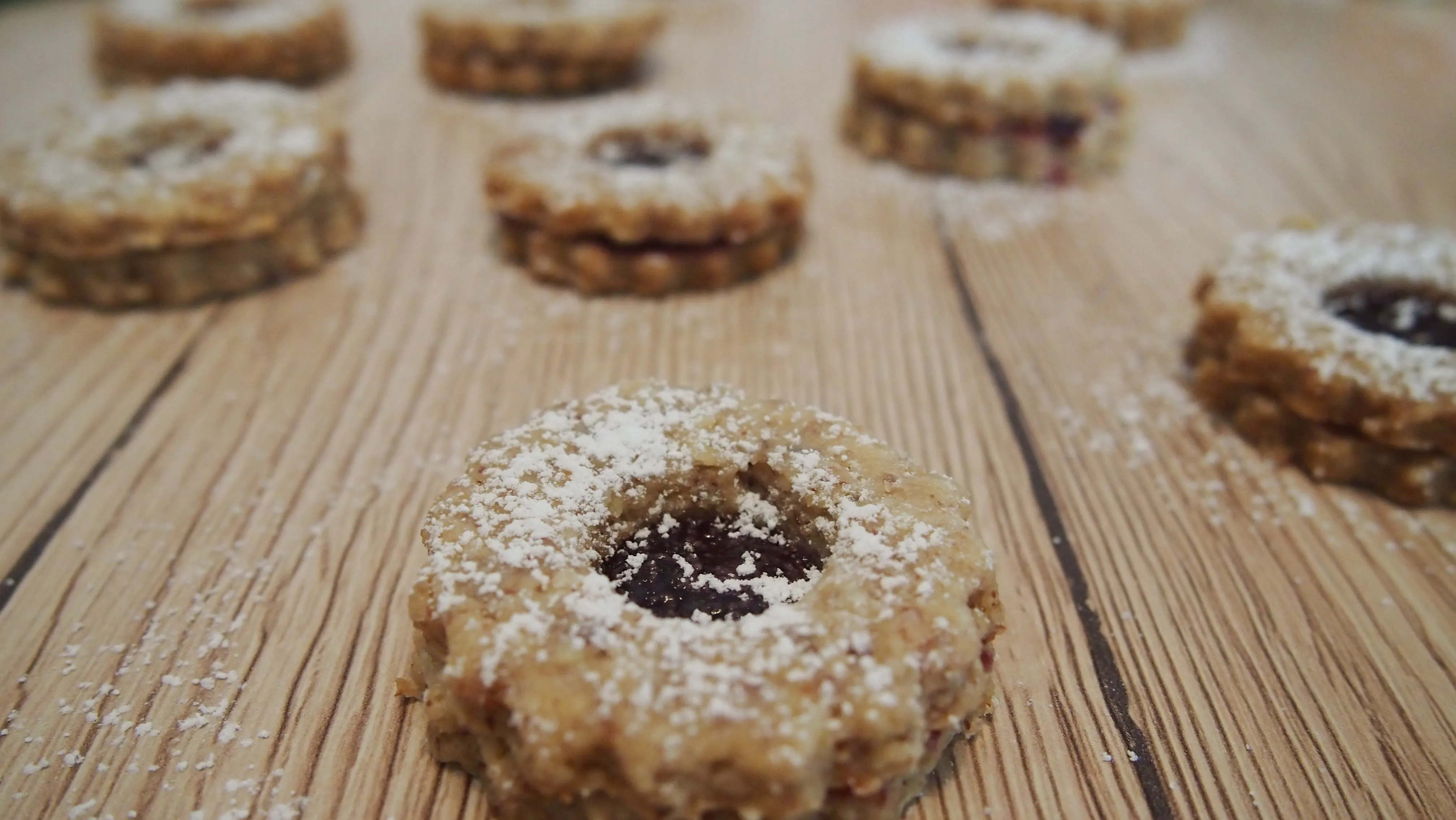 Nussige Haferplätzchen mit Marmelade