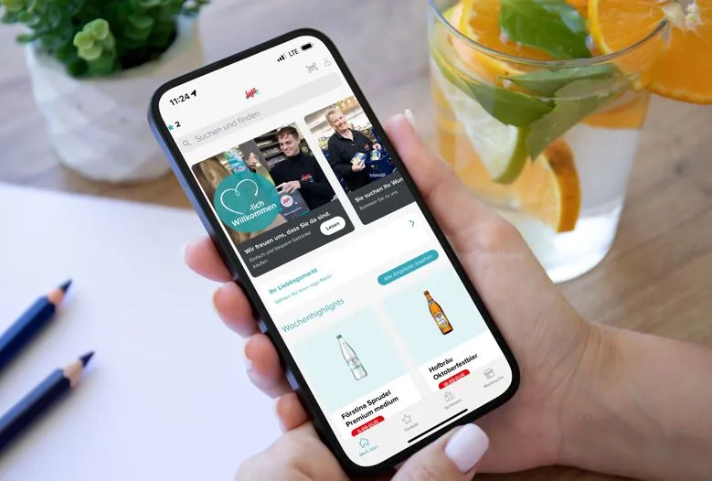 Nutzer bedienen die logo Getränke App auf einem Smartphone